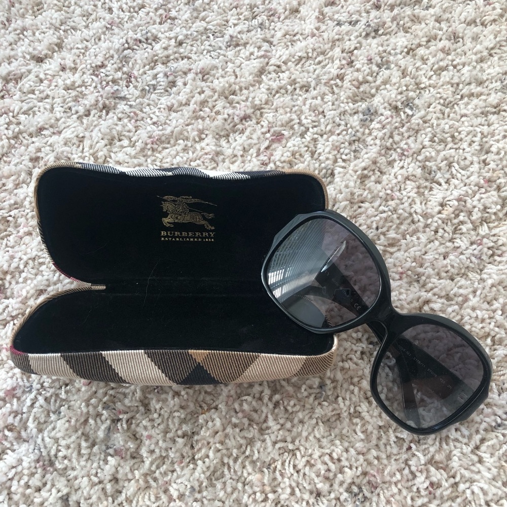 Burberry sunglasses, perfect condition ✨